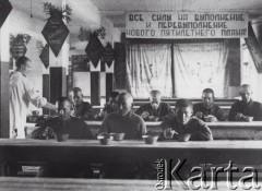 1946-1947, Syktywkar, Komi ASRR, ZSRR.
Kantyna w obozie nr 5. Więźniowie jedzą posiłek. Z tyłu napis: 