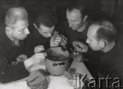 1945-1956, Workuta, Komi ASRR, ZSRR.
Więźniowie jedzą posiłek. Z lewej siedzi Stanisław Kiałka. Fot. NN, zbiory Ośrodka KARTA