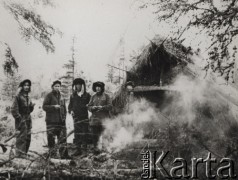 1954-1955, Kołyma, Jakucka ASRR, ZSRR.
Tajga w okolicach ujścia rzeki Ust-Omczug do rzeki Ditrin. Grupa byłych więźniów łagrów Kołymy przy szałasie na 
