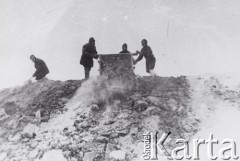 1943, Kołyma, Jakucka ASRR, ZSRR.
Więźniowie pracują przy odkrywkowej kopalni złota w obozie Kołyma.
Fot. NN, zbiory Ośrodka KARTA