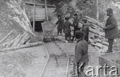 1943, Kołyma, Jakucka ASRR, ZSRR.
Więźniowie pracują przy odkrywkowej kopalni złota w obozie Kołyma.
Fot. NN, zbiory Ośrodka KARTA