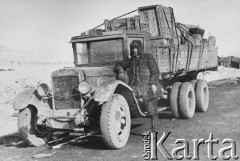 1938, Kołyma, Jakucka ASRR, ZSRR.
Jeniec przy ciężarówce na drodze łączącej obóz w Magadanie z obozem w Kołymie. Sieć dróg była budowana 8 lat przez więźniów.
Fot. NN, zbiory Ośrodka KARTA