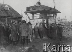 1931-1933, Kanał Białomorski, ZSRR.
Robotnicy stojący w kolejce do obozowego kiosku z gazetami. 
Fot. NN, zbiory Ośrodka KARTA
