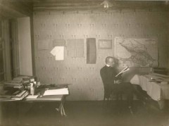 1914-1918, Kaukaz.
Mężczyzna siedzący przy biurku w pracowni budowy kolei.
Fot. NN, kolekcja Olgi Rydzewskiej, zbiory Ośrodka KARTA