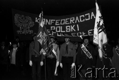 11.11.1981, Kraków, Polska.
Obchody rocznicy odzyskania niepodległości. Uroczystości na Placu Jana Matejki pod Grobem Nieznanego Żołnierza - delegacja harcerzy. Napis na transparencie: 