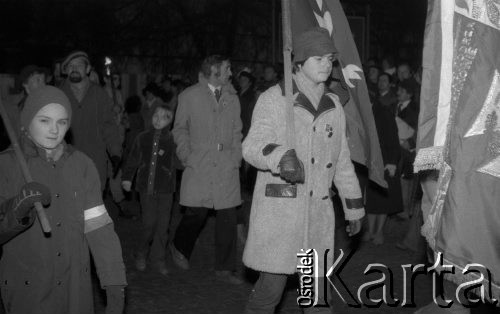 11.11.1981, Kraków, Polska.
Obchody rocznicy odzyskania niepodległości. Przejście z Wawelu pod Grób Nieznanego Żołnierza. Na pierwszym planie, po lewej stronie - Sławomir Stachniewicz (syn autorki zdjęć), harcerz Czarnej 13 Krakowskiej.
Fot. Romana Kahl-Stachniewicz, zbiory Ośrodka KARTA [1981-20]