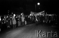 11.11.1981, Kraków, Polska.
Obchody rocznicy odzyskania niepodległości. Przejście z Wawelu pod Grób Nieznanego Żołnierza. Napis na transparencie: 