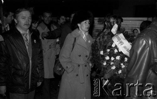 11.11.1981, Kraków, Polska.
Obchody rocznicy odzyskania niepodległości. Przejście z Wawelu pod Grób Nieznanego Żołnierza. Na pierwszym planie widoczni są, (od lewej strony): NN, Krzysztof Gąsiorowski, Ewa Tukałło (w 1982 roku została aresztowana i miała sprawę w sądzie), Teresa Baranowska i Krawczyk (częściowo zasłonięty wieńcem).
Fot. Romana Kahl-Stachniewicz, zbiory Ośrodka KARTA [1981-20]