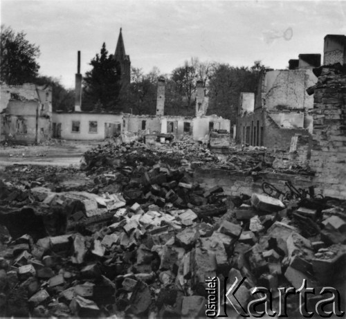 Wrzesień 1939, Rumia, Polska.
Ruiny domów zniszczonych podczas bombardowania.
Fot. Hugo Jager, zdjęcia z albumu 