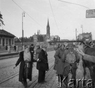 Październik 1939, Warszawa, Polska.
Ulica Wolska, patrol niemiecki zatrzymuje zatrzymuje ludność cywilną wjeżdżającą do miasta.
Fot. Hugo Jager, zdjęcia z albumu 