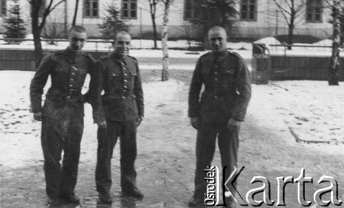 1938-1939, Dęblin, woj. Lublin, Polska.
 Słuchacze dęblińskiej szkoły lotniczej, w środku stoi Tadeusz Hojden.
 Fot. NN, album lotnika Tadusza Hojdena udostępniła Marzena Deniszczuk-Czerniecka
   
