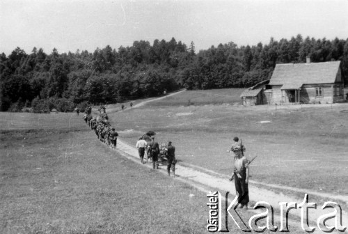 Prawdopodobnie 11.07.1944, okolice Mejszagoły, pow. Wileńsko-Trocki.
Oddział partyzancki Bazy z Kedywu Komendy Okręgu Wileńskiego AK w marszu w czasie akcji 