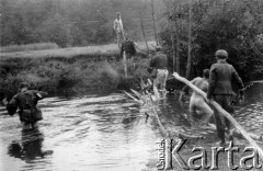 Prawdopodobnie 25.07.1944, Powosupie, Puszcza Grodzieńska, pow. Wilno-Troki.
Oddział partyzancki Bazy z Kedywu Komendy Okręgu Wileńskiego AK podczas przeprawy przez rzekę Ułę.
Fot. Zygmunt Zniszczyński, zbiory Ośrodka KARTA, kolekcja BAZY-MIÓD [sygn. 13/6]

