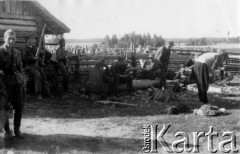 Koniec lipca 1944, Puszcza Grodzieńska, pow. Grodno.
Oddział partyzancki Bazy z Kedywu Komendy Okręgu Wileńskiego AK podczas odpoczynku w gospodarstwie. Od lewej stoją: NN 