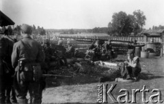Koniec lipca 1944, Puszcza Grodzieńska, pow. Grodno.
Oddział partyzancki Bazy z Kedywu Komendy Okręgu Wileńskiego AK podczas odpoczynku w gospodarstwie. Z lewej, tyłem stoi prawdopodobnie NN 