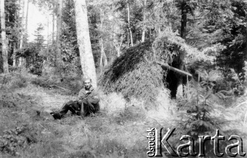 Koniec lipca 1944, Puszcza Grodzieńska, pow. Grodno.
Oddział partyzancki Bazy z Kedywu Komendy Okręgu Wileńskiego AK na biwaku w puszczy.
Fot. Zygmunt Zniszczyński, zbiory Ośrodka KARTA, kolekcja BAZY-MIÓD [sygn. 2/28]

