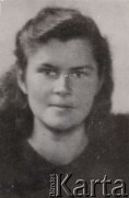 Lata 40., Wileńszczyzna.
Portret młodej kobiety.
Fot. NN, zbiory Ośrodka KARTA, kolekcja BAZY-MIÓD