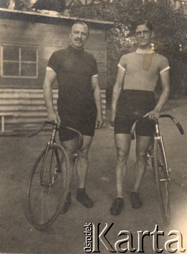 Lata 20-te, brak miejsca.
Portret dwóch cyklistów, w czarnym stroju Thorvald Ellegaard- wielokrotny Mistrz Świata w sprincie. 
Fot. NN, zbiory Ośrodka Karta, udostępniło Warszawskie Towarzystwo Cyklistów (WTC).