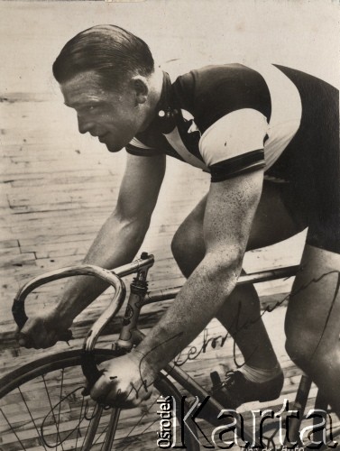 Lata 30-te, bez miejsca.
Portret Willy'ego Falck-Hansena - dwukrotnego mistrza świata i mistrza olimpijskiego.
Fot. NN, zbiory Ośrodka Karta, udostępniło Warszawskie Towarzystwo Cyklistów (WTC).
