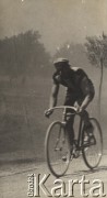 1906, brak miejsca.
Cyklista w czasie wyścigu.
Fot. NN, zbiory Ośrodka Karta, udostępniło Warszawskie Towarzystwo Cyklistów (WTC).