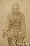 1921, Polska.
Tadeusz Zajdowski na rowerze.
Fot. NN, zbiory Ośrodka Karta, udostępniło Warszawskie Towarzystwo Cyklistów (WTC).