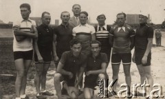 Brak daty, brak miejsca.
Zdjęcie zbiorowe cyklistów.
Fot. NN, zbiory Ośrodka Karta, udostępniło Warszawskie Towarzystwo Cyklistów (WTC).