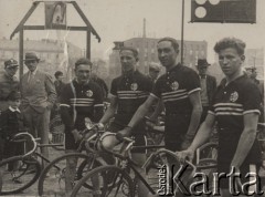 1937, Warszawa, Polska.
Tor Warszawskiego Towarzystwa Cyklistów na Dynasach. Na zdjęciu, na pierwszym planie, ekipa Klubu Sportowego 