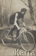 1912, Rosja pod zaborem rosyjskim.
Kolarz Lenartowicz pozujący w atelier fotograficznym do zdjęcia na rowerze. 
Fot. NN, zbiory Ośrodka Karta, udostępniło Warszawskie Towarzystwo Cyklistów (WTC).