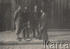 1939, Polska.
Cykliści na ulicy.
Fot. NN, zbiory Ośrodka Karta, udostępniło Warszawskie Towarzystwo Cyklistów (WTC).
