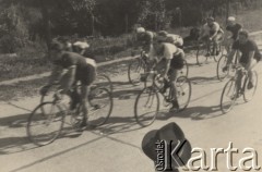 1938, Polska.
Kolarze na trasie wyścigu.
Fot. NN, zbiory Ośrodka Karta, udostępniło Warszawskie Towarzystwo Cyklistów (WTC).