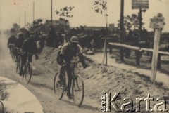1932, okolice Łodzi, Polska.
Kolarze na trasie wyścigu. Po prawej stronie tabliczka z napisem 