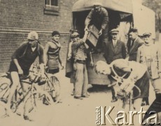 1932, Polska.
Przygotowania do wyścigu kolarskiego - kolarze sprawdzają swoje rowery, trwa wyładunek potrzebnego sprzętu z samochodu ciężarowego.
Fot. NN, zbiory Ośrodka Karta, udostępniło Warszawskie Towarzystwo Cyklistów (WTC).