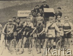 1933, Polska.
Zawodnicy biorący udział w rajdzie organizowanym przez WTC. W tle po lewej tablica z reklamą 
