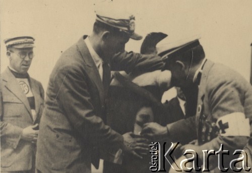 1932, Polska.
Sanitariusze opatrujący zawodnika w punkcie medycznym podczas wyścigu organizowanego przez WTC. 
Fot. NN, zbiory Ośrodka Karta, udostępniło Warszawskie Towarzystwo Cyklistów (WTC)