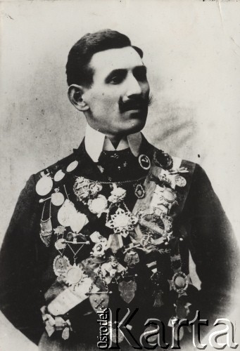 1896, brak miejsca.
Na zdjeciu Mieczysław Barański - kolarski mistrz Królestwa Polskiego w roku 1896. Zdjecie portretowe, na dole napis 