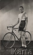 1939, Polska.
Józef Kapiak - siedmiokrotny Mistrz Polski w kolarstwie szosowym. Na piersi szarfa z napisem: 