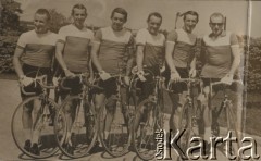 Przed 1939, brak miejsca.
Cykliści. Drugi od lewej Zenon Czechowski.
Fot. NN, zbiory Ośrodka Karta, udostępniło Warszawskie Towarzystwo Cyklistów (WTC).