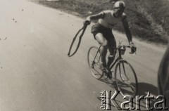 Brak daty, brak miejsca.
Wyścig kolarski - kolarz wiezie dętkę.
Fot. NN, zbiory Ośrodka Karta, udostępniło Warszawskie Towarzystwo Cyklistów (WTC).