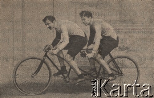Brak daty, brak miejsca.
Cykliści na tandemie.
Fot. NN, zbiory Ośrodka Karta, udostępniło Warszawskie Towarzystwo Cyklistów (WTC).