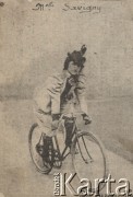 Początek XX w., brak miejsca.
Cyklistka Savigny.
Fot. Charles Barenne, zbiory Ośrodka Karta, udostępniło Warszawskie Towarzystwo Cyklistów (WTC).