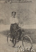 Początek XX w., brak miejsca.
Cyklistka Jeanne Labatoux.
Fot. Charles Barenne, zbiory Ośrodka Karta, udostępniło Warszawskie Towarzystwo Cyklistów (WTC).