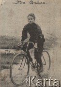 Początek XX w., brak miejsca.
Cyklistka Grâce.
Fot. Charles Barenne, zbiory Ośrodka Karta, udostępniło Warszawskie Towarzystwo Cyklistów (WTC).