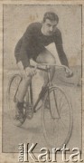 Koniec XIX w., brak miejsca.
Francuski mistrza kolarski Paul Masson, który po Olimpiadzie w 1896 r. przyjął pseudonim Nossam (czytane wspak jego nazwisko).
Fot. NN, zbiory Ośrodka Karta, udostępniło Warszawskie Towarzystwo Cyklistów (WTC).