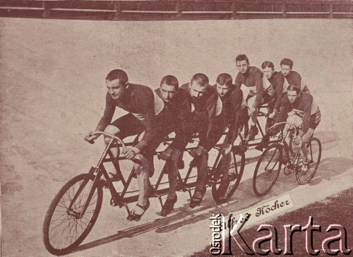 Koniec XIX w., brak miejsca.
Wyścig kolarski za kwadrupletem. Na pierwszym planie Alfred Kocher.
Fot. NN, zbiory Ośrodka Karta, udostępniło Warszawskie Towarzystwo Cyklistów (WTC).