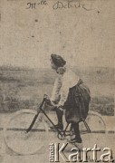 Początek XX w., brak miejsca.
Cyklistka Debalz.
Fot. Charles Barenne, zbiory Ośrodka Karta, udostępniło Warszawskie Towarzystwo Cyklistów (WTC).