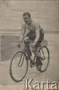 Początek XX w., brak miejsca.
Belgijski kolarz torowy Emile Huet.
Fot. NN, zbiory Ośrodka Karta, udostępniło Warszawskie Towarzystwo Cyklistów (WTC).