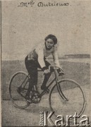 Początek XX w., brak miejsca.
Cyklistka Dutzieux.
Fot. Charles Barenne, zbiory Ośrodka Karta, udostępniło Warszawskie Towarzystwo Cyklistów (WTC).