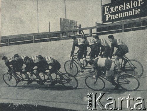 Koniec XIX wieku, brak miejsca.
Wyścig kolarski za kwadracyklem (kwadrupletem). Na pierwszym planie Alfred Kocher ze swoim zespołem.
Fot. NN, zbiory Ośrodka Karta, udostępniło Warszawskie Towarzystwo Cyklistów (WTC).