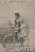 Początek XX wieku, brak miejsca.
Cyklistka Bertin.
Fot. Charles Barenne, zbiory Ośrodka Karta, udostępniło Warszawskie Towarzystwo Cyklistów (WTC).