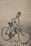 Przełom XIX i XX wieku, brak miejsca.
Cyklista Collomb.
Fot. NN, zbiory Ośrodka Karta, udostępniło Warszawskie Towarzystwo Cyklistów (WTC).